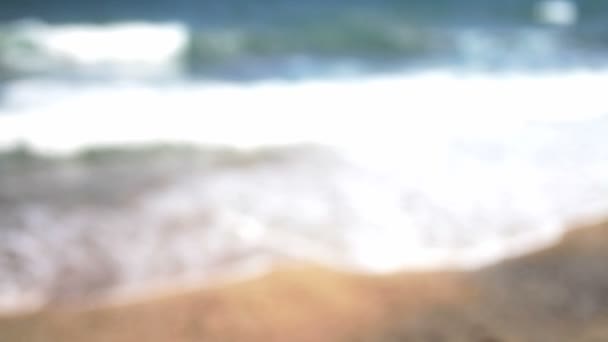 Hermosa playa de arena con olas en el mar — Vídeo de stock