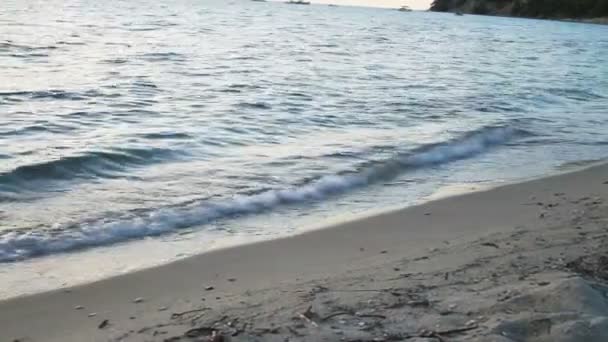 Hermosa playa de arena con olas en el mar — Vídeos de Stock