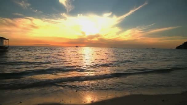Hermosa playa de arena puesta del sol con olas en el mar — Vídeo de stock