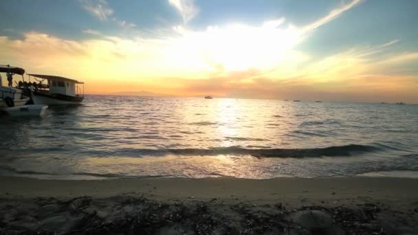 Denizin dalgaları ile güzel günbatımı kumlu plaj — Stok video