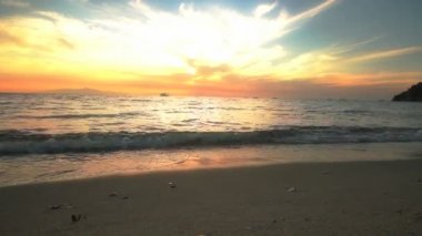 denizin dalgaları ile güzel günbatımı kumlu plaj