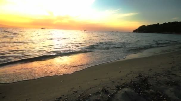 Hermosa playa de arena puesta del sol con olas en el mar — Vídeo de stock