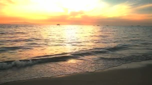 Belle plage de sable au coucher du soleil avec des vagues dans la mer — Video