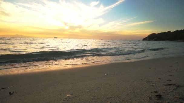 Bela praia de areia por do sol com ondas no mar — Vídeo de Stock