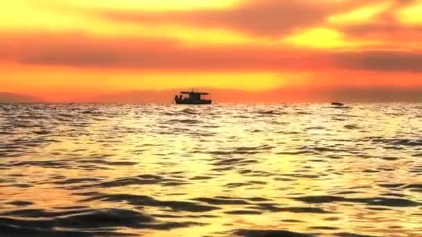 Naplemente gyönyörű homokos strandtól, a tenger hullámok — Stock videók