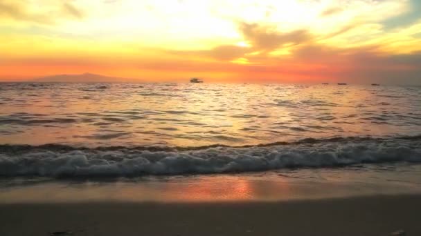 Bellissima spiaggia di sabbia al tramonto con onde nel mare — Video Stock