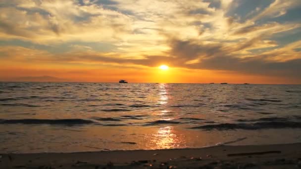 Belle plage de sable au coucher du soleil avec des vagues dans la mer — Video