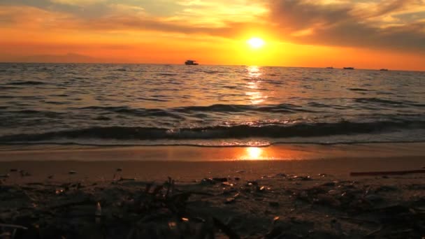 Naplemente gyönyörű homokos strandtól, a tenger hullámok — Stock videók