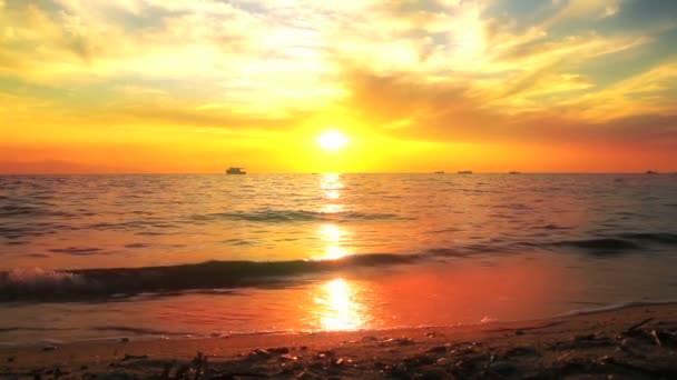Bellissima spiaggia di sabbia al tramonto con onde nel mare — Video Stock