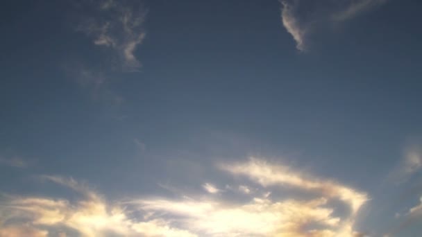 Bela praia de areia por do sol com ondas no mar — Vídeo de Stock