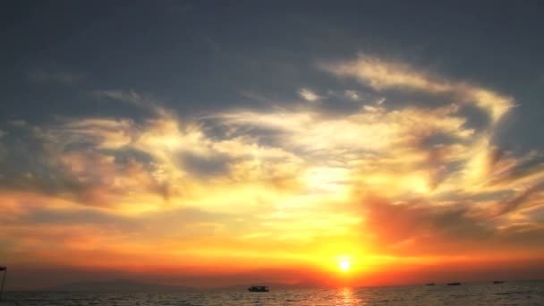 Vacker solnedgång sandstrand med vågor i havet — Stockvideo