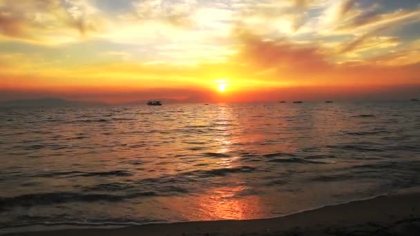 Naplemente gyönyörű homokos strandtól, a tenger hullámok — Stock videók