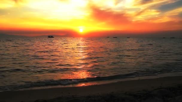Красивый закат песчаный пляж с волнами в море — стоковое видео