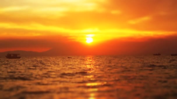 Bela praia de areia por do sol com ondas no mar — Vídeo de Stock