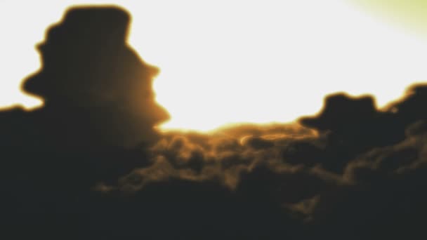 Vliegtuig vliegen over wolken zonsondergang — Stockvideo