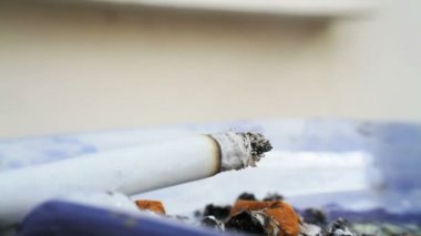 kül tablası üzerinde Sigara yanıkları