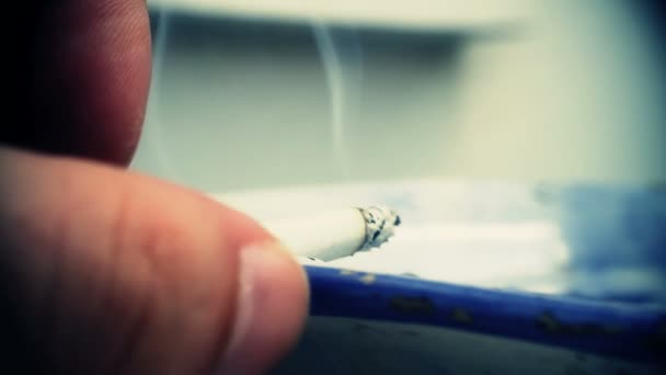 brûlures de cigarette sur le cendrier 