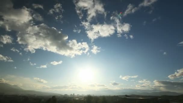 Naplemente idő telik el a felhők — Stock videók