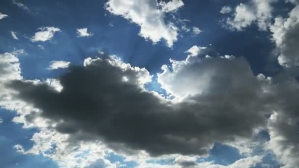 Πάροδο του χρόνου σύννεφα στο γαλάζιο του ουρανού — Αρχείο Βίντεο
