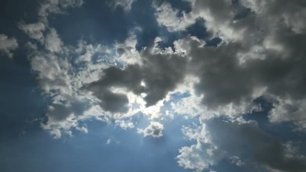 nuages laps de temps dans le ciel bleu 