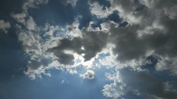 Nuvens tempo lapso no céu azul — Vídeo de Stock