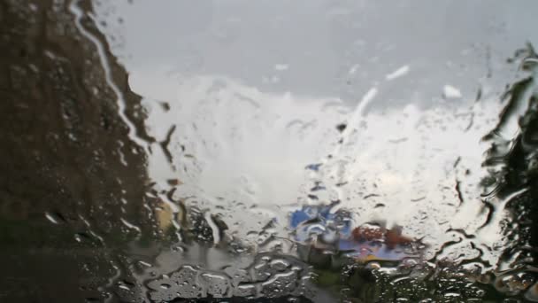 Дождь на окно машины — стоковое видео