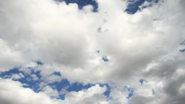 Felhők idő telik el a kék ég — Stock videók