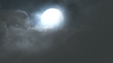 bulutlar ve dolunay üzerinde uçan