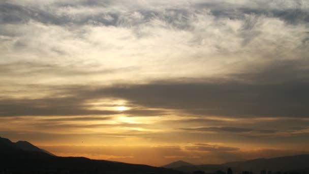 Günbatımı zaman atlamalı bulutlar üzerinde — Stok video