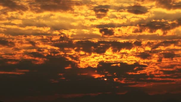 Čas západu slunce propadá mraky — Stock video