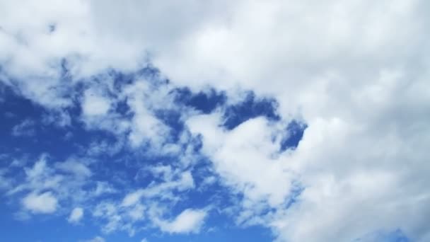 Časová prodleva v modré obloze — Stock video