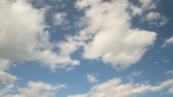蓝蓝的天空中的延时 — 图库视频影像