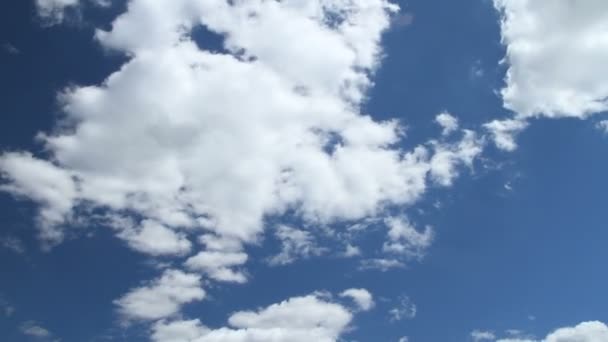 Пропасть времени в голубом небе — стоковое видео