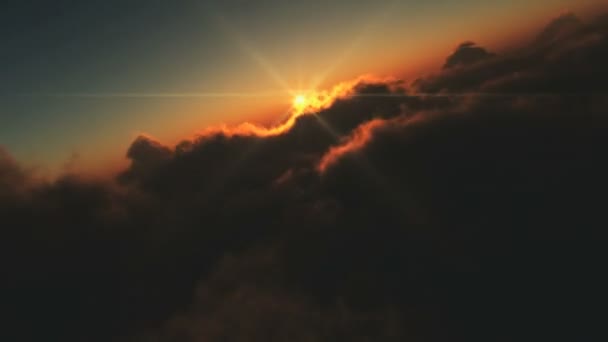 Coucher de soleil voler sur les nuages — Video