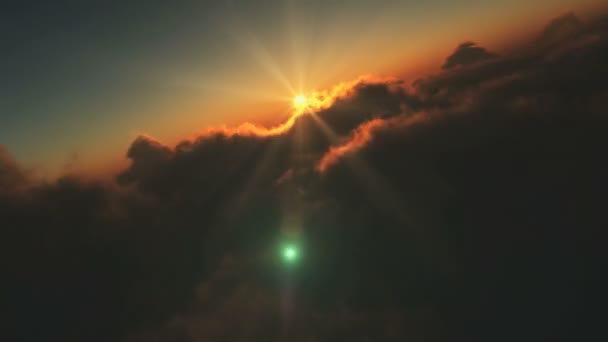 Zonsondergang vliegen boven de wolken — Stockvideo