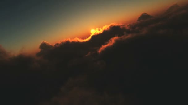 Захід сонця літати над хмарами — стокове відео