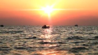 Altın günbatımı deniz dalga