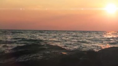 Altın günbatımı deniz dalga