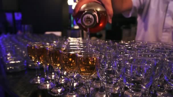 Алкоголь вливають у склянку — стокове відео