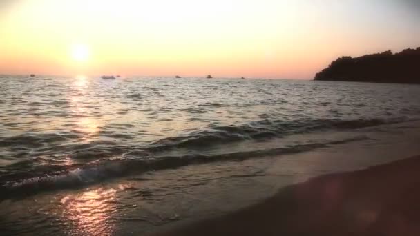 Altın günbatımı deniz dalga — Stok video