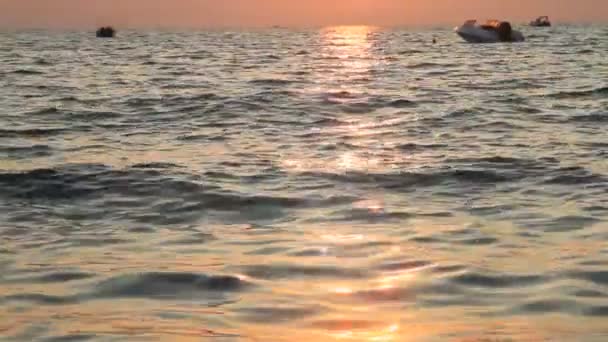 Altın günbatımı deniz dalga — Stok video