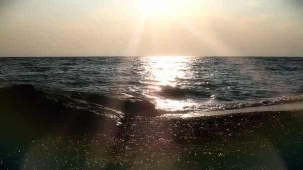골드 일몰 바다 물결 — 비디오