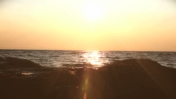 ゴールドの夕焼けの海の波 — ストック動画