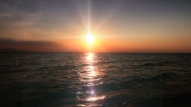 Altın günbatımı deniz dalga