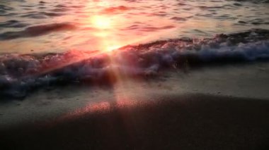 Dalga altın günbatımı plaj