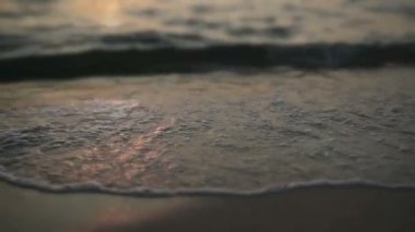 Dalga altın günbatımı plaj