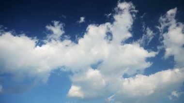 Bulutlu mavi gökyüzü