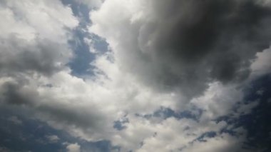 Bulutlu mavi gökyüzü