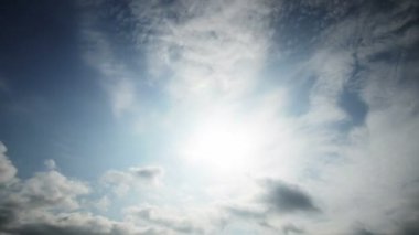 Bulutlu mavi gökyüzü