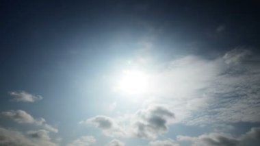 Bulutlu mavi gökyüzü